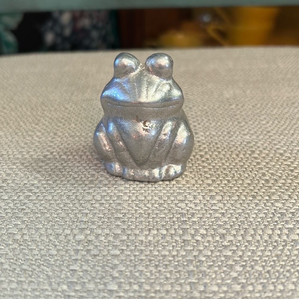 Cast Metal Pewter Sitting Frog Figurine 2” tall